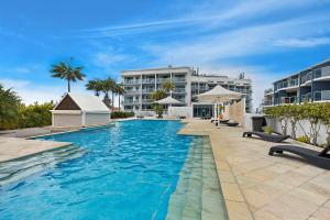 安特兰斯Studio with Pool, Spa and Gym的建筑物前的一个大型游泳池