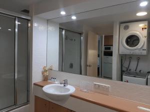 安特兰斯Studio with Pool, Spa and Gym的带水槽和镜子的浴室