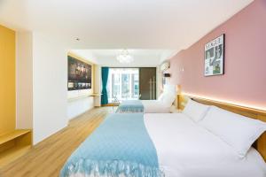 um quarto de hotel com duas camas e uma janela em Azure Haven Seaview Suites Shilaoren Coast em Qingdao