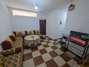 メディックにあるMdiq Breezeのソファとテレビのあるリビングルーム