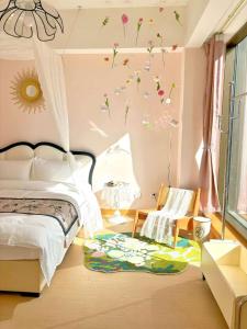 um quarto com uma cama com flores na parede em Azure Haven Seaview Suites Shilaoren Coast em Qingdao