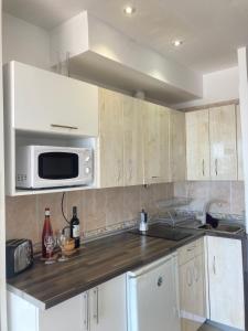 Η κουζίνα ή μικρή κουζίνα στο Great Hostels Apartments Carihuela