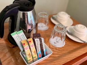 Příslušenství pro přípravu čaje a kávy v ubytování A Hotel Budget + 48 fotografií