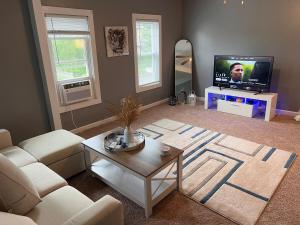 een woonkamer met een bank en een tv bij Finger Lakes Apartment in Hornell