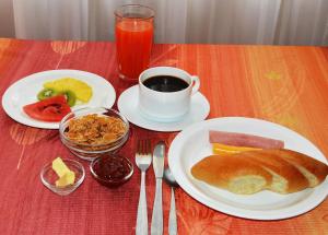 Hotel Villa Lafayette في كيتو: طاولة مع طبقين من الطعام وكوب من القهوة