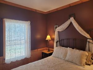 Katil atau katil-katil dalam bilik di New! Long Lake Landing Kayaks & Sandy Waterfront