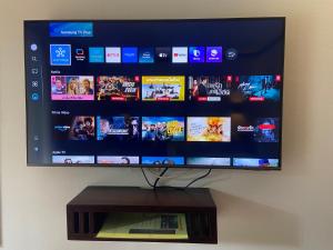 TV a/nebo společenská místnost v ubytování Baan Huenphen Boutique Hotel