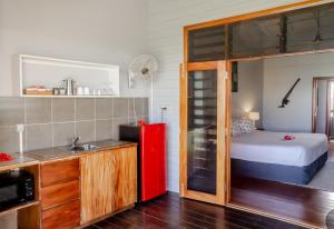Aroha Taveuni Beachfront Bures客房内的一张或多张床位