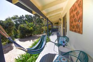O grădină în afara Perfect Pet Friendly South Coast Beach Getaway