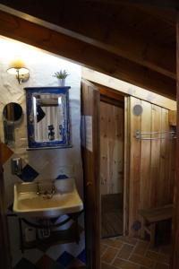 Koupelna v ubytování Casa Rural Bioenergética La Serrezuela
