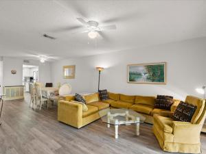 Χώρος καθιστικού στο Blue Skies 2 Bed Oceanfront Updated Kitchen