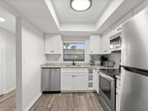 Η κουζίνα ή μικρή κουζίνα στο Blue Skies 2 Bed Oceanfront Updated Kitchen