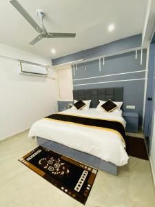 Postel nebo postele na pokoji v ubytování Orchha Stay Inn