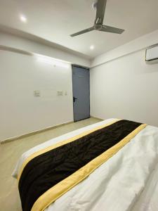 Postel nebo postele na pokoji v ubytování Orchha Stay Inn