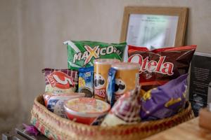 un cesto pieno di snack e bevande su un tavolo di Golden Garuda Cottages at Diamond Beach Hills a Nusa Penida
