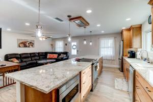 Η κουζίνα ή μικρή κουζίνα στο Cape Key Updated Beach Bungalow