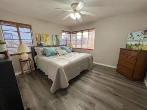 Ένα ή περισσότερα κρεβάτια σε δωμάτιο στο Cape Key Updated Beach Bungalow