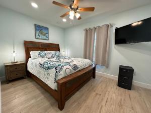 Ένα ή περισσότερα κρεβάτια σε δωμάτιο στο Cape Key Updated Beach Bungalow