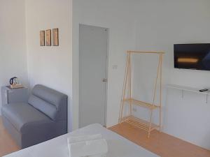 FIELD GOOD Resort at Chiang Rai的电视和/或娱乐中心