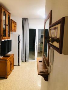 a living room with a mirror and a television at Apartamentos Las Palmeras, Benicàssim in Madrid