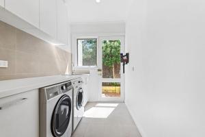 Dapur atau dapur kecil di Coastal Charm in Prime Position