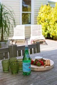 Minuman di Coastal Charm in Prime Position