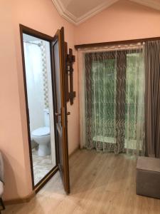 bagno con specchio e servizi igienici di Guest House Anahit Ijevan a Ijevan Altre 37 foto