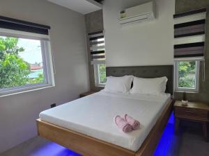Ένα ή περισσότερα κρεβάτια σε δωμάτιο στο Bulihan Suites Puerto Galera +31 φωτογραφίες