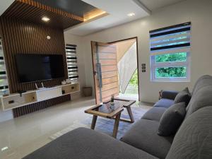 Μια τηλεόραση ή/και κέντρο ψυχαγωγίας στο Bulihan Suites Puerto Galera