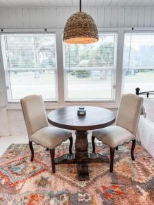 una sala de estar con una mesa y dos sillas en Changes In Latitude Pet Friendly Retreat, en Daytona Beach 25 fotos más