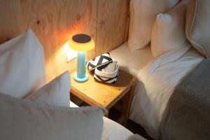 een tafel met een lamp op een tafel tussen twee bedden bij Batonship Inn Osaka 005 in Osaka