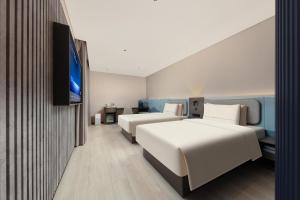Llit o llits en una habitació de Atour Light Hotel Shanghai Bund People's Square-FreeMini Bar and Free Night Snacks