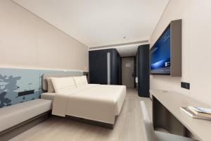 Televisor o centre d'entreteniment de Atour Light Hotel Shanghai Bund People's Square-FreeMini Bar and Free Night Snacks