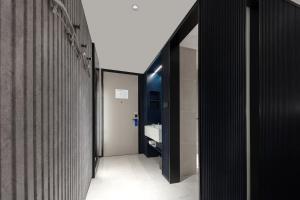 Llit o llits en una habitació de Atour Light Hotel Shanghai Bund People's Square-FreeMini Bar and Free Night Snacks