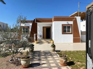 una casa con una puerta delante de ella en Villa Djerba Midoun, en Al Maqārisah