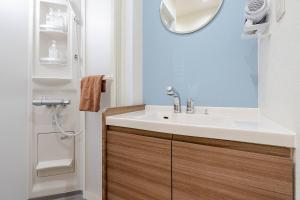 ein Badezimmer mit Waschbecken und Spiegel in der Unterkunft Higashi tateishi Kodate HTI1 in Tokio + 17 Fotos