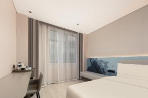 Llit o llits en una habitació de Atour Light Hotel Shanghai Bund People's Square-FreeMini Bar and Free Night Snacks