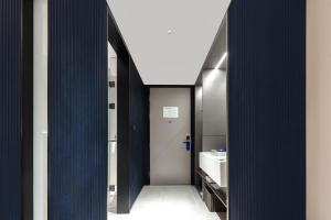 Llit o llits en una habitació de Atour Light Hotel Shanghai Bund People's Square-FreeMini Bar and Free Night Snacks
