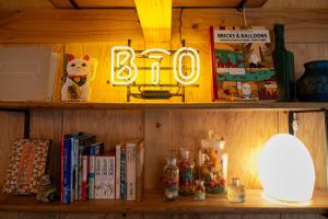 een houten plank met een bord en boeken bij Batonship Inn Osaka 005 in Osaka