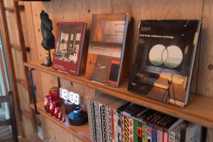 een boekenplank gevuld met boeken en andere artikelen bij Batonship Inn Osaka 005 in Osaka +36 foto's