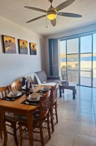 Χώρος καθιστικού στο Welcome Family and Friends Seafront Summer House Panoramic Ocean Views