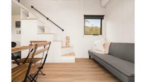 Posezení v ubytování Bundaleer Tiny House 1 by Tiny Away