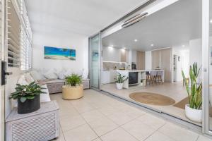 キングスクリフにあるLuxe on the Beach Coastal Elegance with Rooftopの大きなガラスの壁が特徴の広いリビングルーム