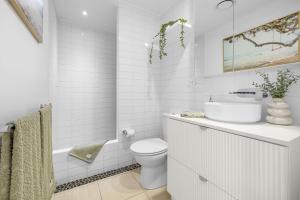 Un baño de Luxe on the Beach Coastal Elegance with Rooftop 21 fotos más