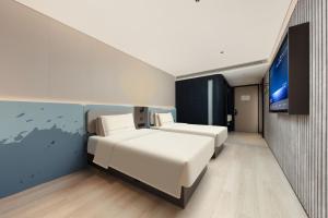 Llit o llits en una habitació de Atour Light Hotel Shanghai Bund People's Square-FreeMini Bar and Free Night Snacks