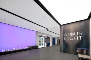 Televisor o centre d'entreteniment de Atour Light Hotel Shanghai Bund People's Square-FreeMini Bar and Free Night Snacks