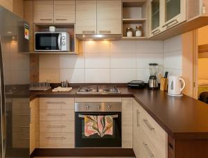a kitchen with a stove and a microwave at Alquiler de departameto viña del mar in Viña del Mar