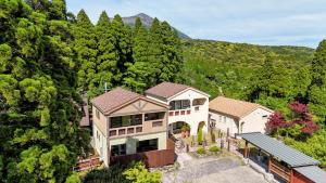 an aerial view of a house in the woods at 天からの贈り物 VillaMontpetre in Kirishima