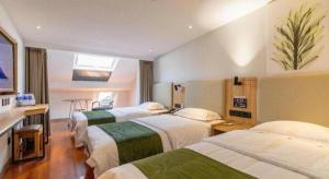 Postel nebo postele na pokoji v ubytování GreenTree Inn Express Beijing Dongcheng District Beixinqiao Metro Station Gui Street