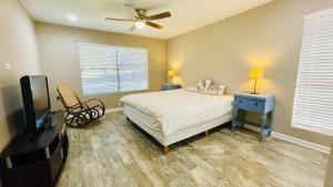 Μια τηλεόραση ή/και κέντρο ψυχαγωγίας στο Resort Living near Lake Conroe